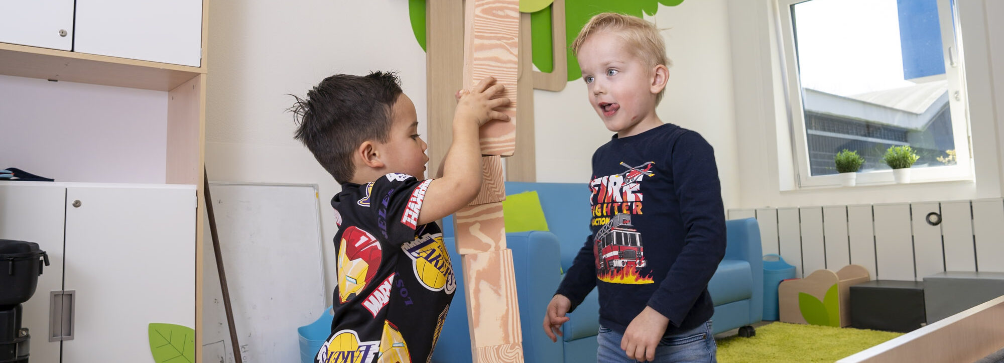 Kinderen spelen met blokken
