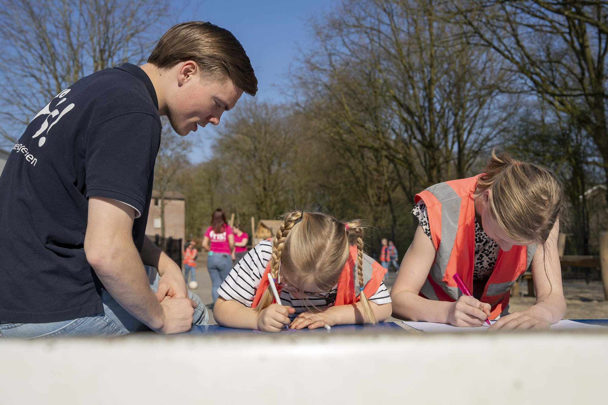 PMer legt iets uit aan de kinderen